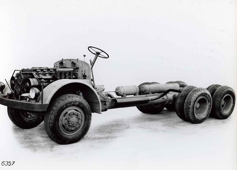Tatra 111 ve válečné (vlevo) i poválečné verzi