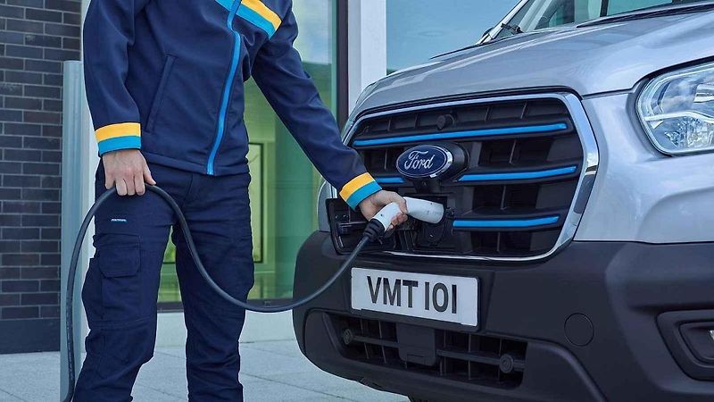 Testovaný Ford-E Transit působil mezi žlutými dodávkami jako stříbrná vrána