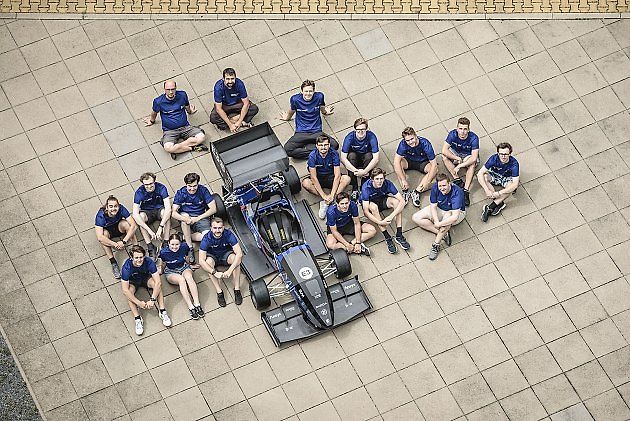 Tým ZČU a jeho nová elektrická formule.  Foto: ZČU, zdroj: se svolením Západočeské univerzity v Plzni