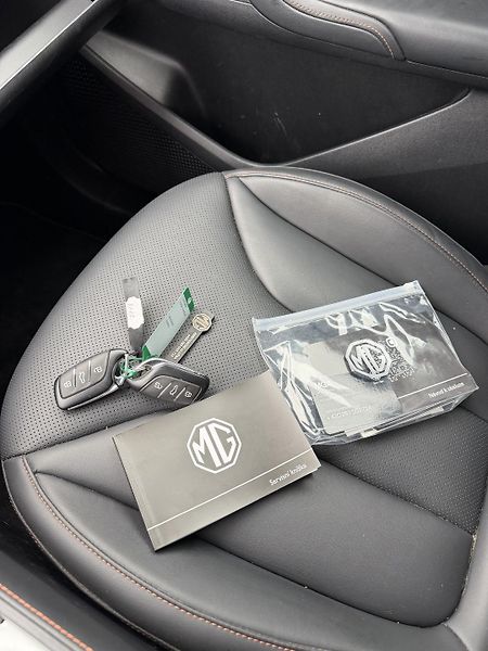 MG HS 1,5i 125kW navigace závěs  - fotka 14 z 18