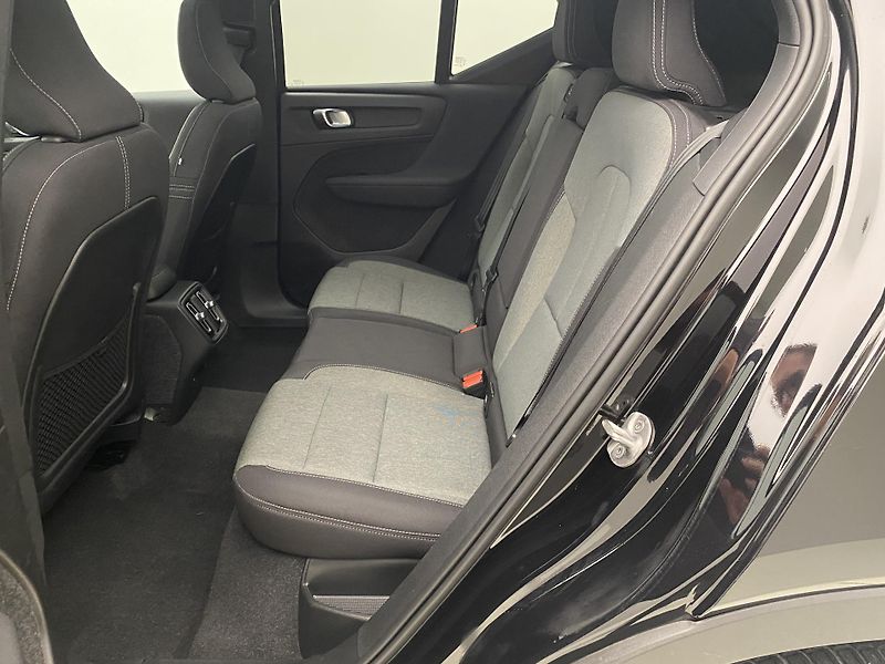 Volvo XC40 T2 MOMENTUM REZERVACE - fotka 5 z 44