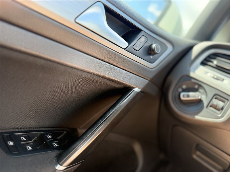 Volkswagen Golf 1,6 TDI NAVIGACE +SADA ALU KOL - fotka 13 z 25