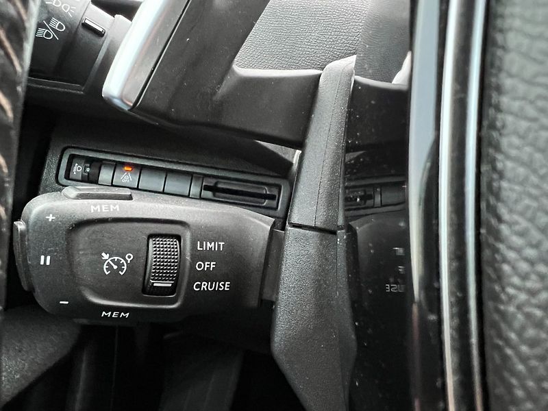 Peugeot 3008 (2022) 1.2PT 96kW! Navi! Full LED! - fotka 21 z 34