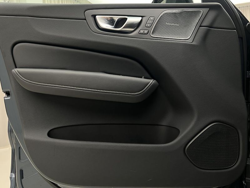 Volvo XC60 B5 AWD PLUS DARK AUT 1.maj. - fotka 42 z 42