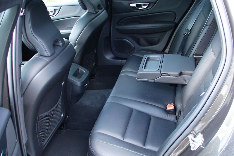 Volvo V60 CC 2.0B4 AWD MildHybrid ZADÁN! - fotka 12 z 46