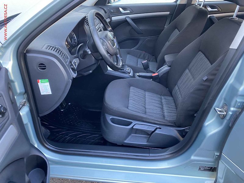 Škoda Octavia (2011) 1.6 TDi, ČR, Park.čidla - fotka 9 z 16