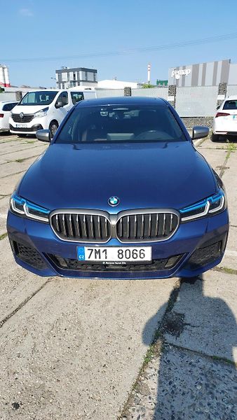 BMW Řada 5 (2020) M550i xDrive - fotka 2 z 7