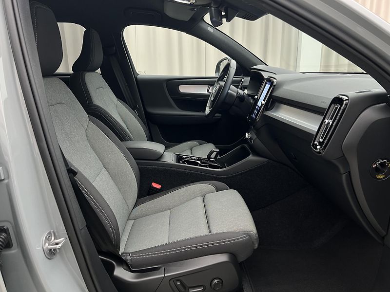 Volvo XC40 B3 DARK PLUS AUT CZ 1. maj. - fotka 19 z 45