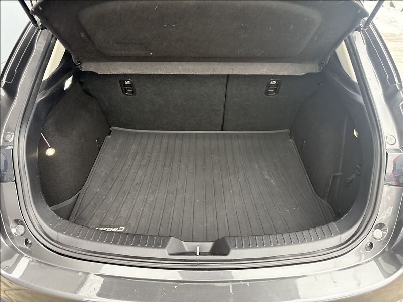 Mazda 3 2,0 i 88 KW REVOLUTION CZ 1.M - fotka 22 z 27