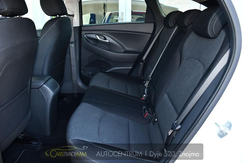 Hyundai i30 1.6CRDi NAVI KAMERA CARPLAY - fotka 13 z 48