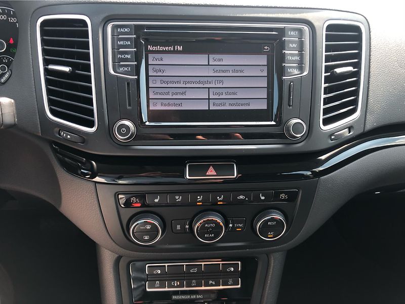 Volkswagen Sharan 2,0 TDI DSG 4motion Highline - fotka 19 z 29