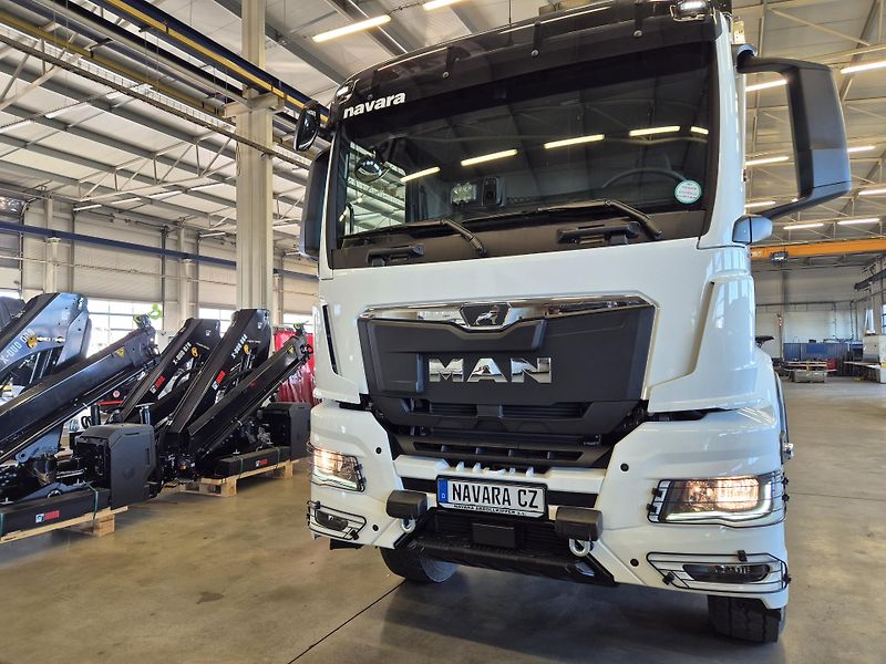 MAN TGS 33.520 6x6 SKLOPKA A RUKA  - fotka 2 z 22