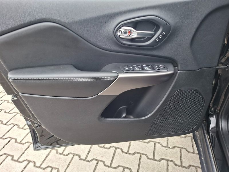 Jeep Cherokee (2019) 2.2M-JET 143kW 4X4 LIMITED - fotka 25 z 46