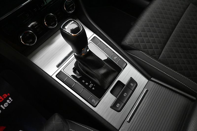 Škoda Superb 2,0 TDI 110kW DSG NAVIGACE Zár - fotka 22 z 30
