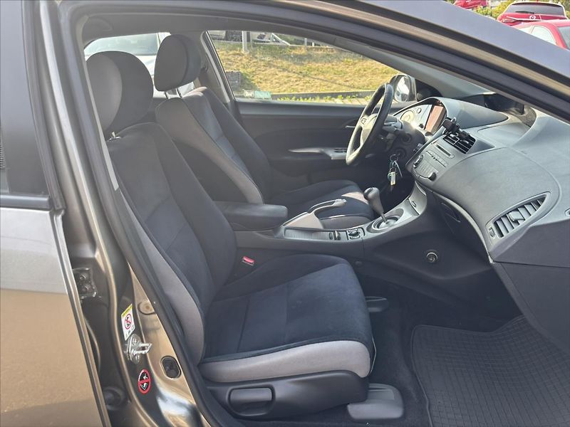 Honda Civic 1,8 V-Tec 103kW 1.ČR SERVISKA - fotka 15 z 31