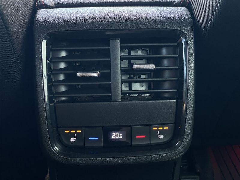 Škoda Octavia 2,0 TDI 4x4 DSG Combi RS TAŽNÉ - fotka 14 z 22