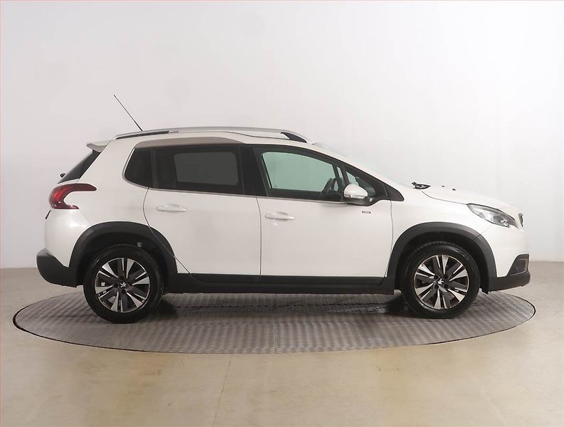 Peugeot 2008 (2017) Style 1.2 PureTech, Automat - fotka 6 z 15