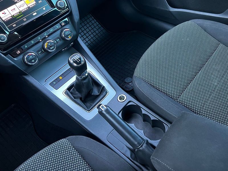 Škoda Octavia 1,6 TDi 81kW STYLE-KAMERA.P - fotka 28 z 42