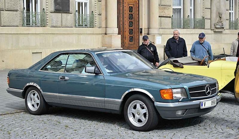 Tradiční sraz autoveteránistů na náměstí T. G. Masaryka v Prostějově. 18. května 2025