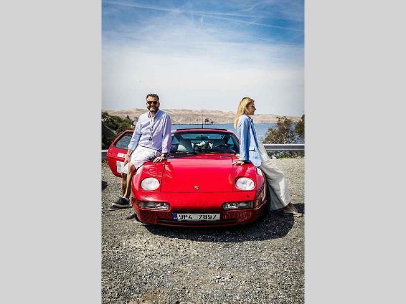 Všichni účastníci s vozy v cíli druhého ročníku Oldtimer Expressu, který mířil z Prahy do řeckých Atén.