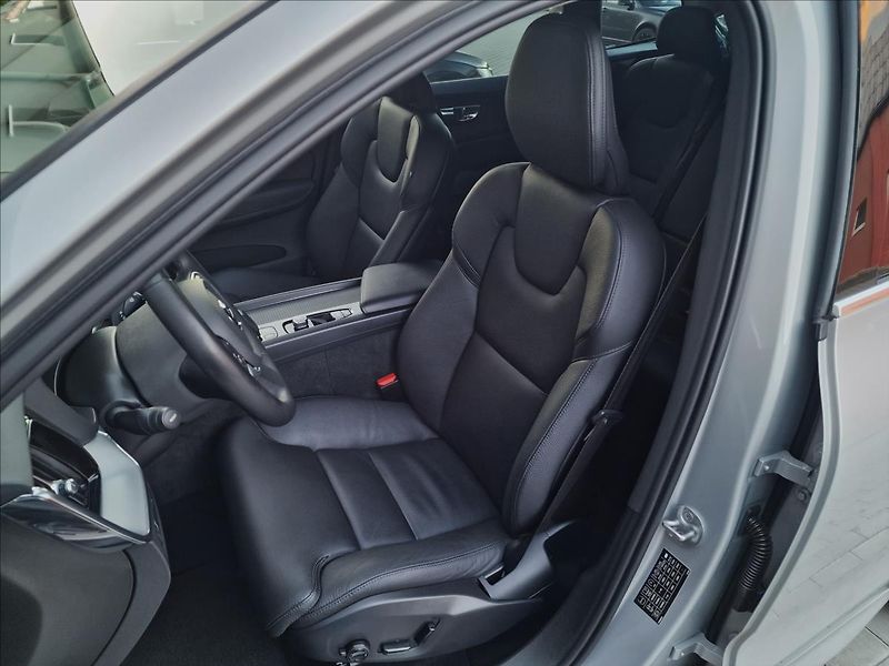 Volvo XC60 B5 AWD Momentum Pro,ČR,1.Maj. - fotka 35 z 50