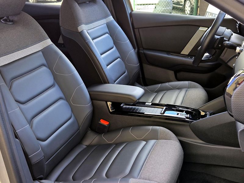 Citroën C4 X T Shine 96kW AT8 SERV.KN*      - fotka 21 z 42