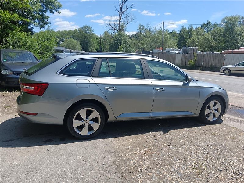 Škoda Superb 2,0 TDi  Ambition - fotka 13 z 23