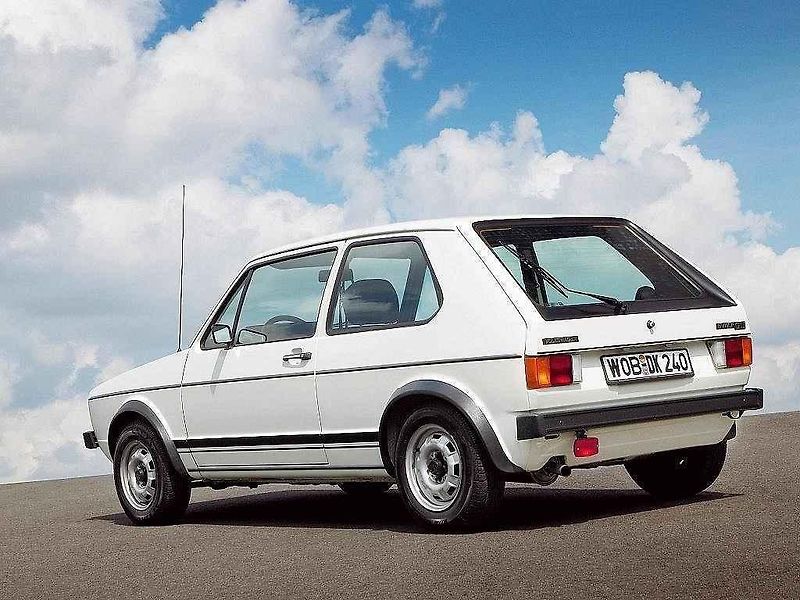 První a sedmá generace Volkswagenu Golf GTI.