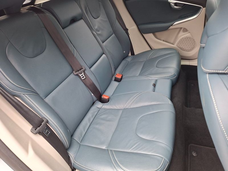 Volvo V40 (2012) 2.0D3 110kW AUT -1.MAJITEL - fotka 25 z 38