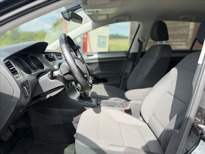 Volkswagen Golf 1,6 TDI 81kW DSG NAVI - fotka 9 z 27