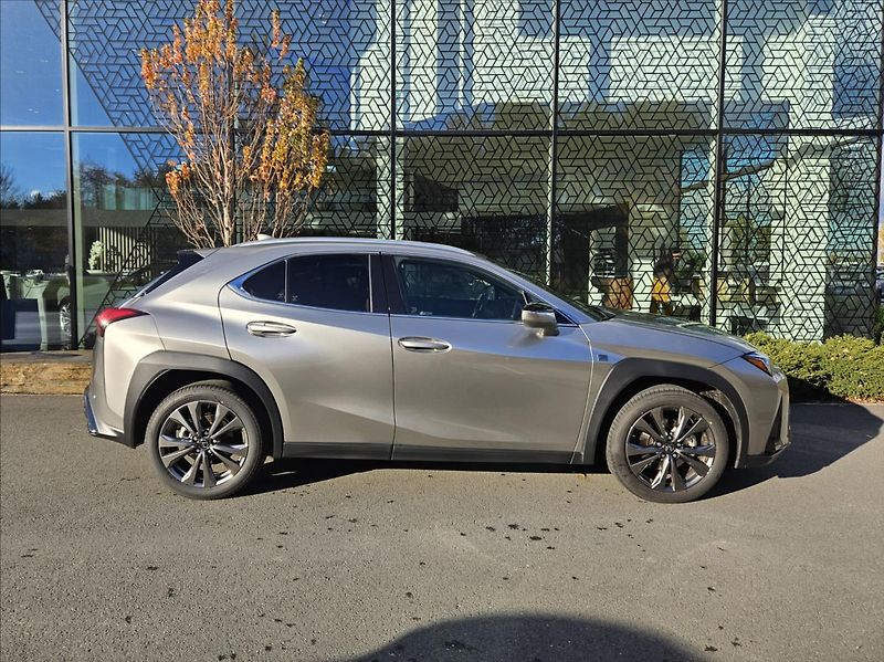 Lexus UX 300h 2,0 F SPORT Design - fotka 4 z 16