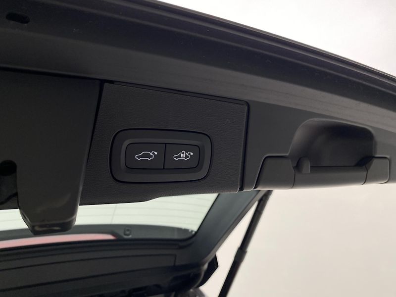 Volvo XC60 B5 AWD CORE AUT REZERVACE - fotka 32 z 52