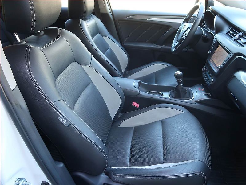 Toyota Avensis (2015) 2.0 D-4D, Navi, Tempomat - fotka 9 z 17