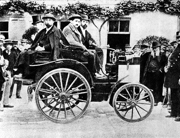 Vůz Panhard & Levassor s motorem od firmy Daimler během prvního automobilového závodu v dějinách.