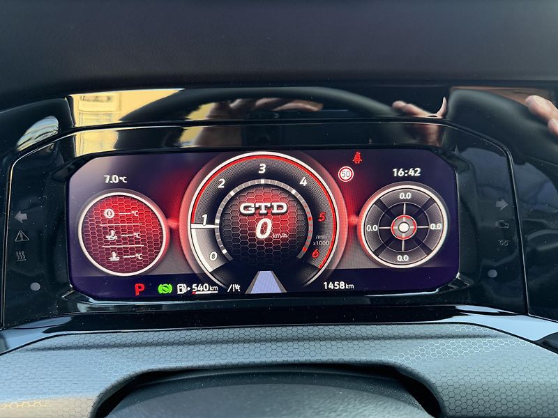 Volkswagen Golf GTD 2,0 TDi/147kW - DSG,Matrix - fotka 77 z 85