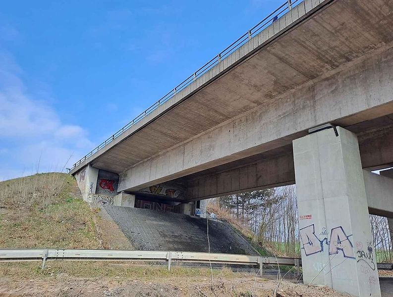 Ve Slaném-Kvíci musí výstavbě nového dálničního mostu ustoupit domy i některé zahrádky s chatkami.