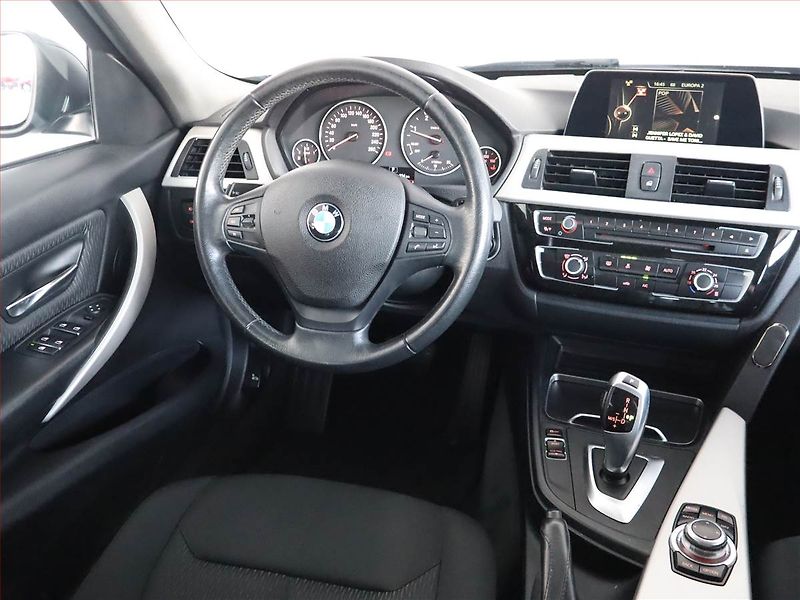 BMW Řada 3 (2017) 320 d xDrive, 4X4, Automat - fotka 7 z 20