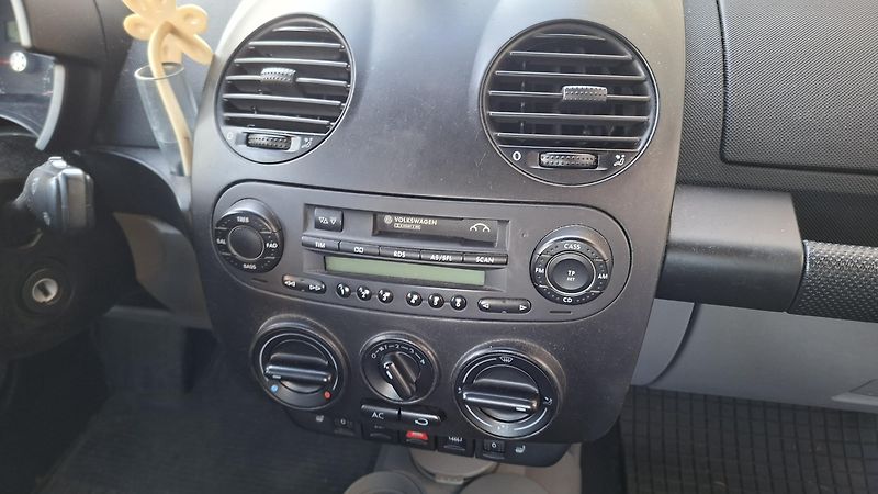 Volkswagen New Beetle (1999) - fotka 13 z 14