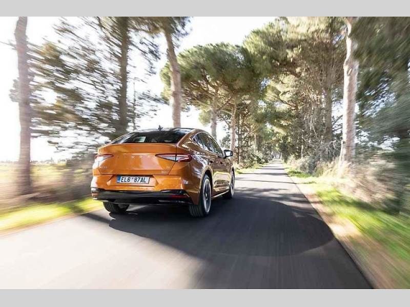Plně elektrické SUV Škoda Enyaq Coupé iV (na snímku) se představilo v roce 2022 a vzbudilo u zákazníků velký zájem. Automobilka zrychluje svoji elektrickou ofenzivu: do roku 2026 představí tři zcela nové elektrické modely a další budou následovat.