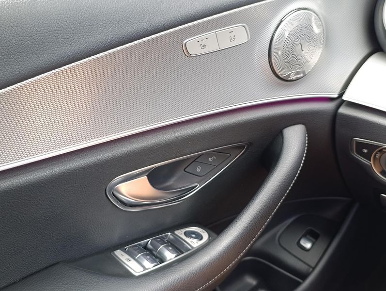 Mercedes-Benz Třídy E 220d 143kW 4MATIC ČR  - fotka 28 z 34