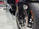 Klíčové komponenty dodaly značky jako Öhlins, Brembo nebo OZ Racing.