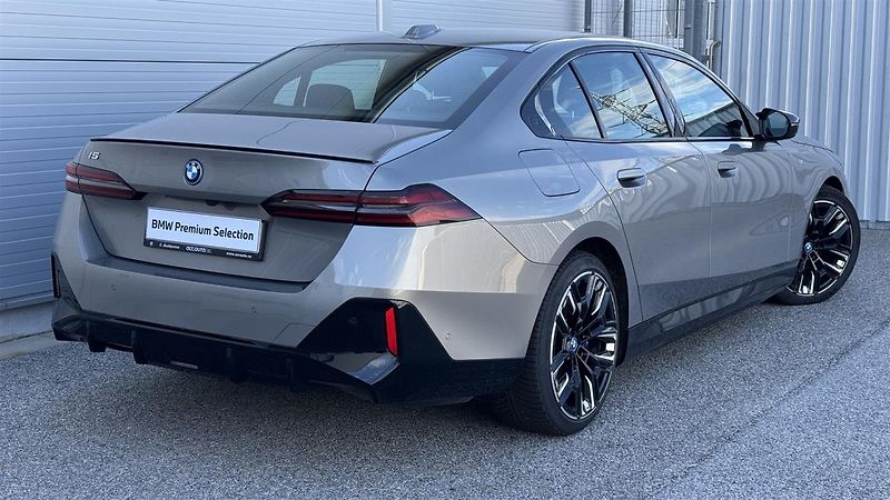 BMW i5 M60 xDrive Sedan - fotka 2 z 16