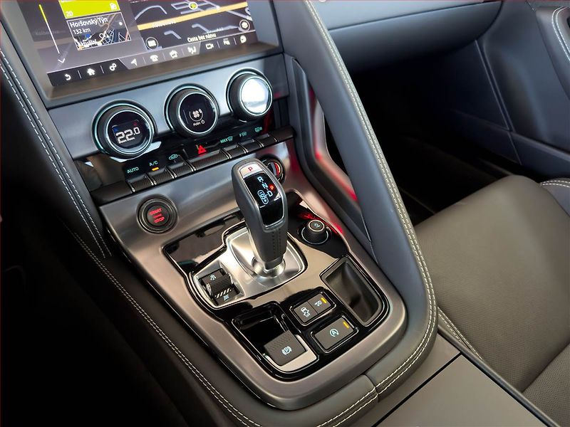Jaguar F-Type (2024) 575 V8 Kompressor - fotka 17 z 20
