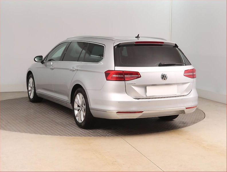 Volkswagen Passat (2018) Highline 2.0 TDI, Automat - fotka 4 z 17