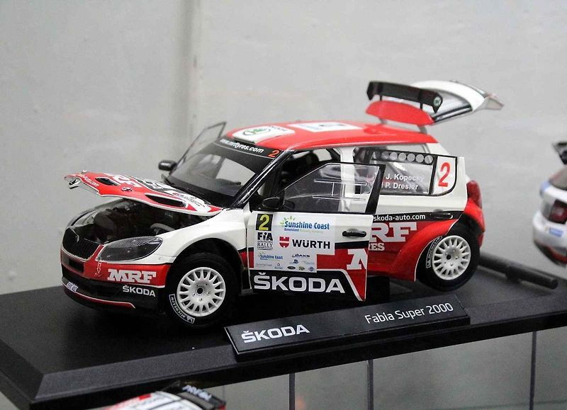 Modely vozů Škoda s pamětními mincemi.