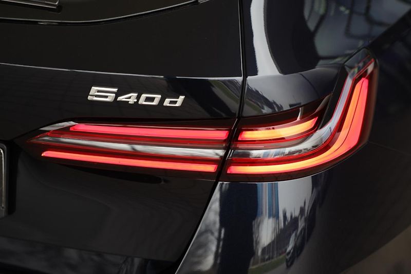 BMW Řada 5 540d xDrive Touring - fotka 18 z 18