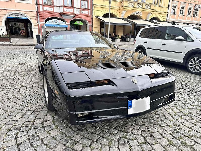 Americký sporťák podobný seriálovému Kittovi ozdobil českobudějovické náměstí.