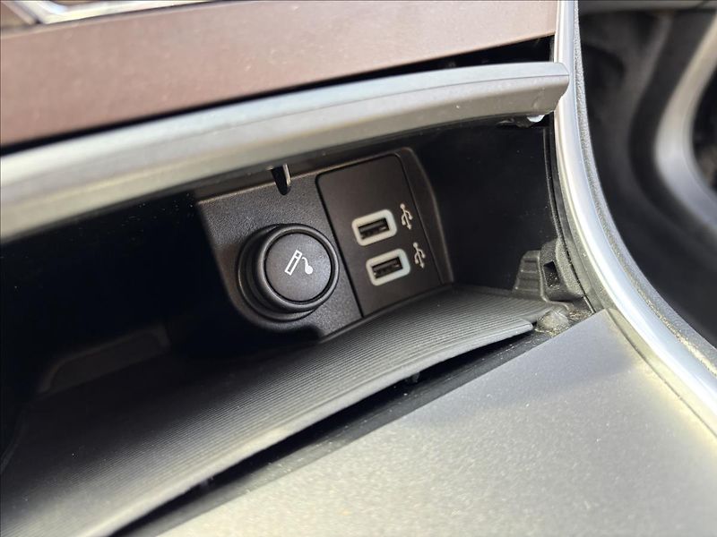 Ford S-MAX 2,5 HEV 140kW Titanium - fotka 42 z 47