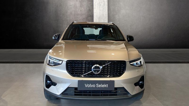 Volvo XC40 ULTIMATE DARK, B4 FWD, 145+10 - fotka 2 z 37