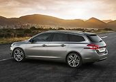 Stejnou tabulkovou spotřebu má Peugeot 308 SW. Cena činí 410 000 Kč